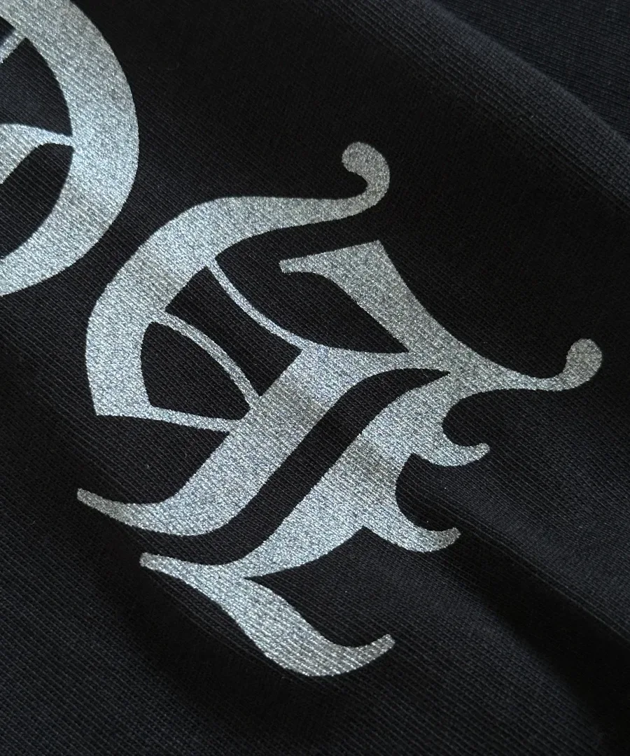 Деталь принта на рукаве черного лонгслива Chrome Hearts