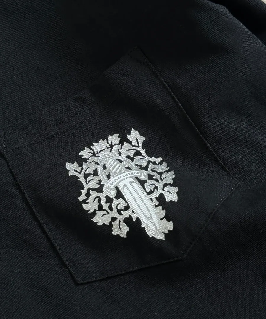 Карман с принтом черного лонгслива Chrome Hearts
