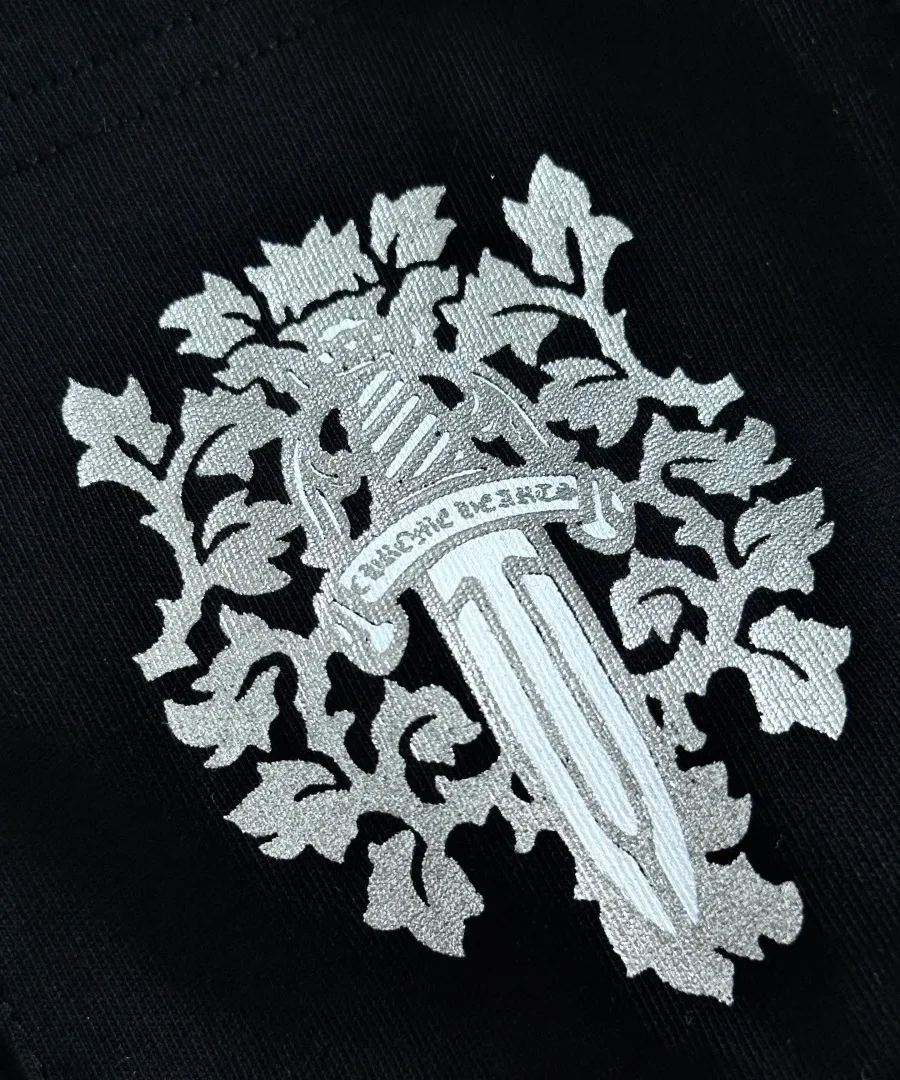Принт с кинжалом на кармане черного лонгслива Chrome Hearts