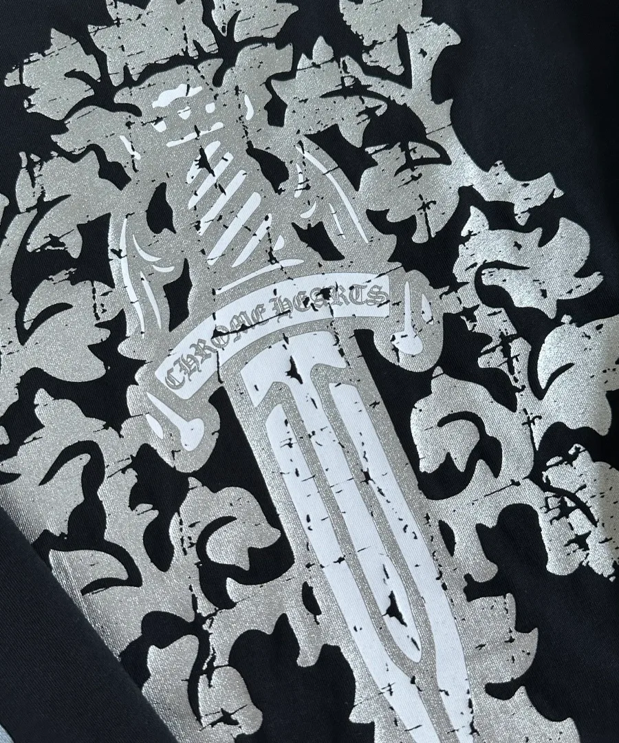 Принт на спине черного лонгслива Chrome Hearts