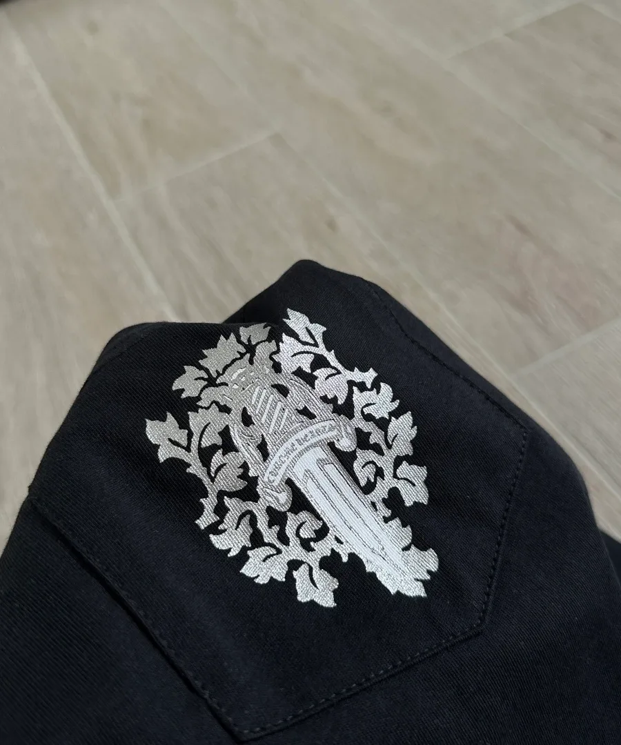 Деталь кармана черного лонгслива Chrome Hearts