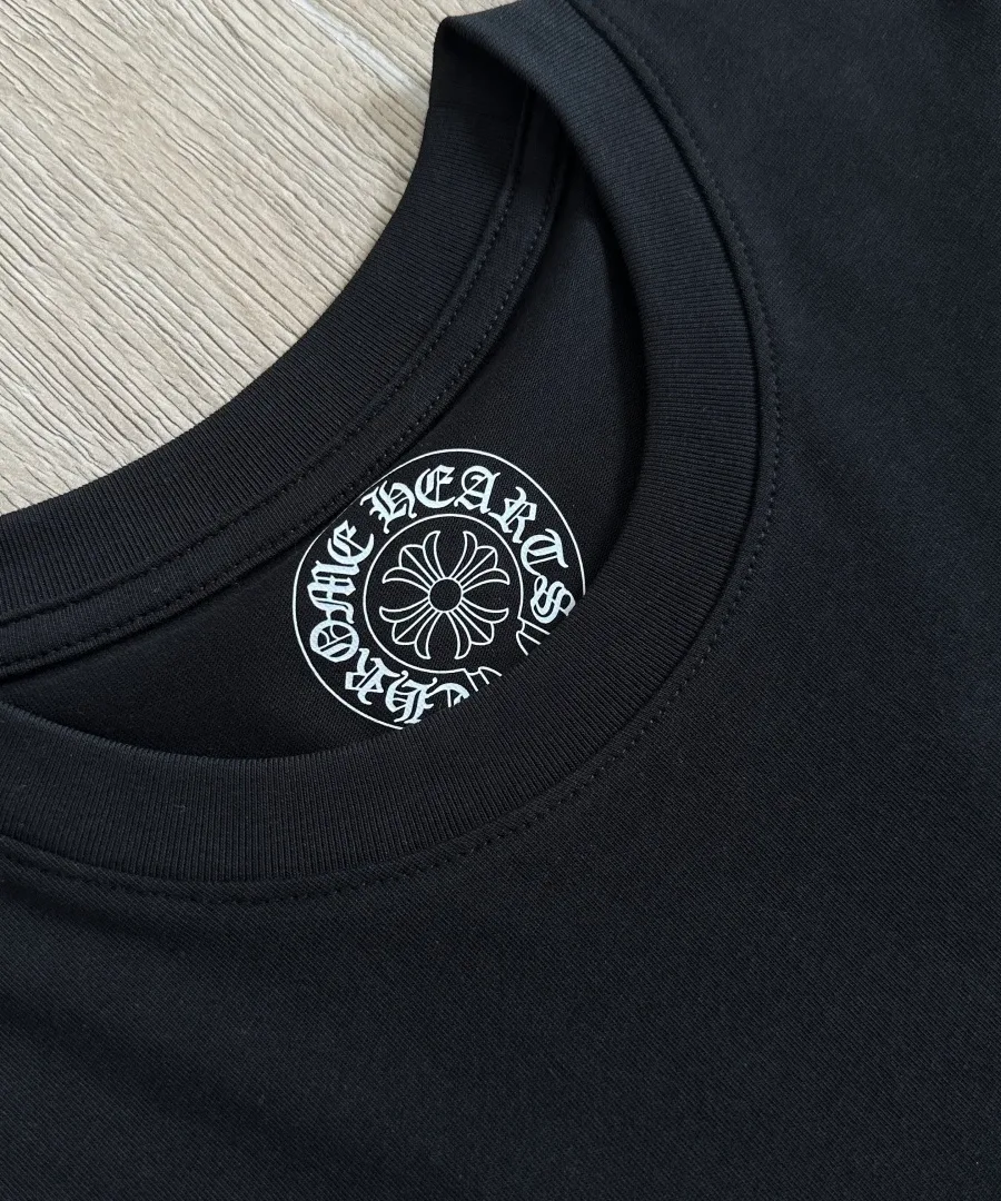 Горловина черного лонгслива Chrome Hearts