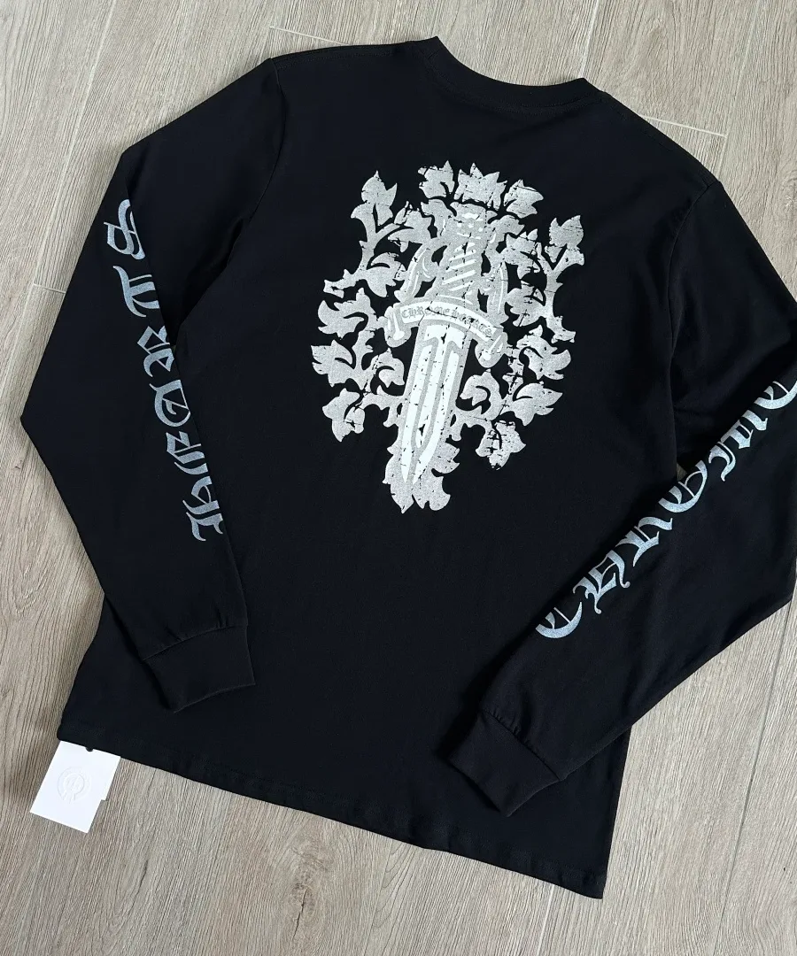 Черный лонгслив Chrome Hearts, вид со спины под углом