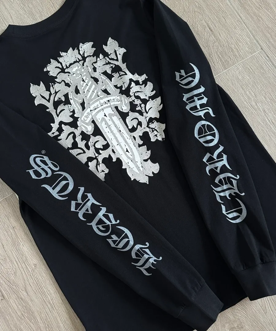 Деталь спины черного лонгслива Chrome Hearts