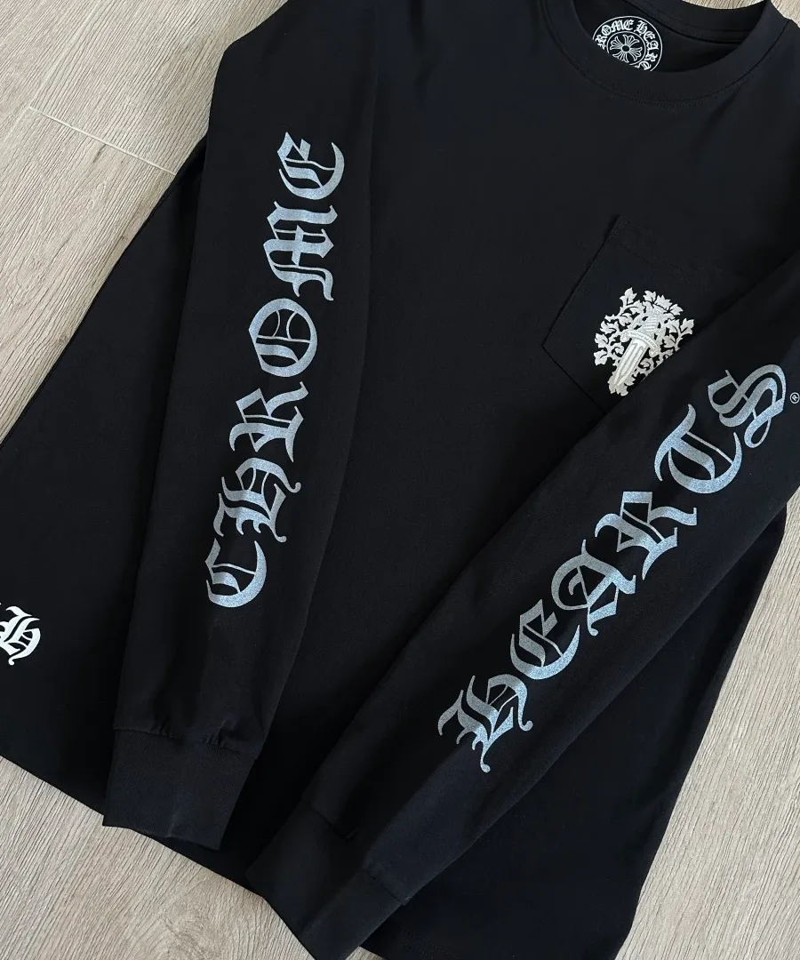 Деталь переда черного лонгслива Chrome Hearts