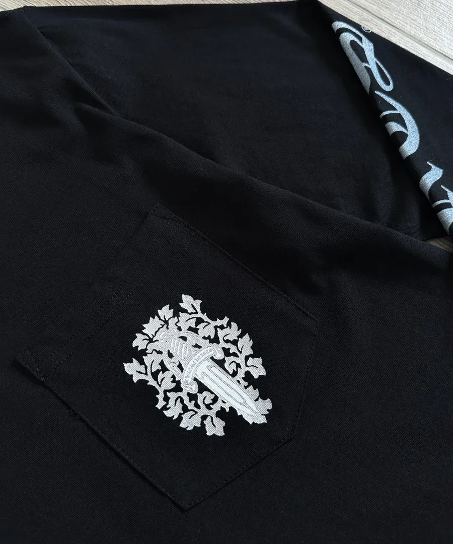 Накладной карман черного лонгслива Chrome Hearts