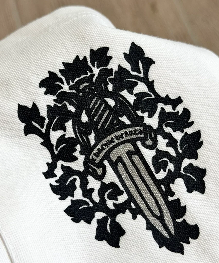 Принт с кинжалом на спине белого лонгслива Chrome Hearts