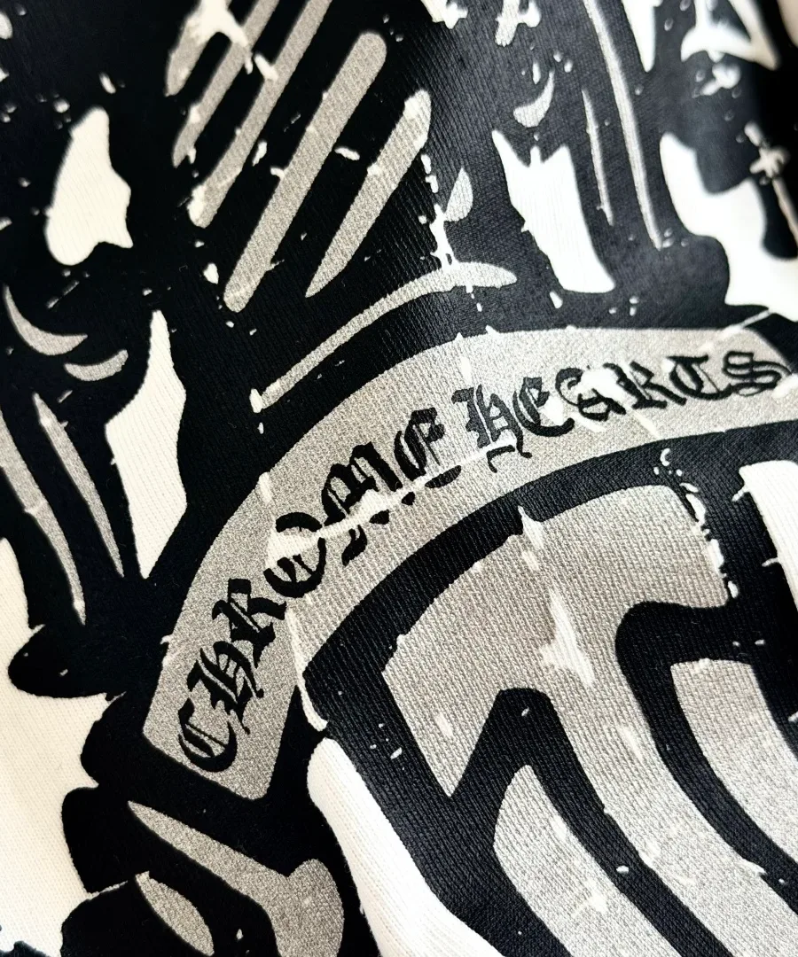 Деталь принта на спине белого лонгслива Chrome Hearts