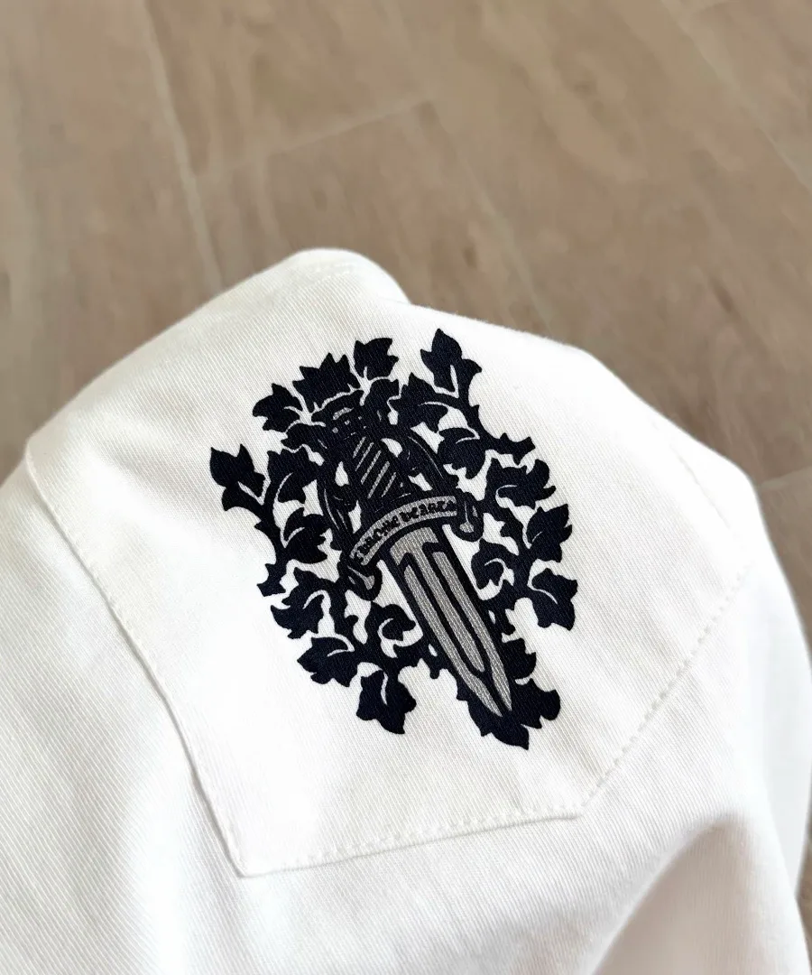 Принт на кармане белого лонгслива Chrome Hearts