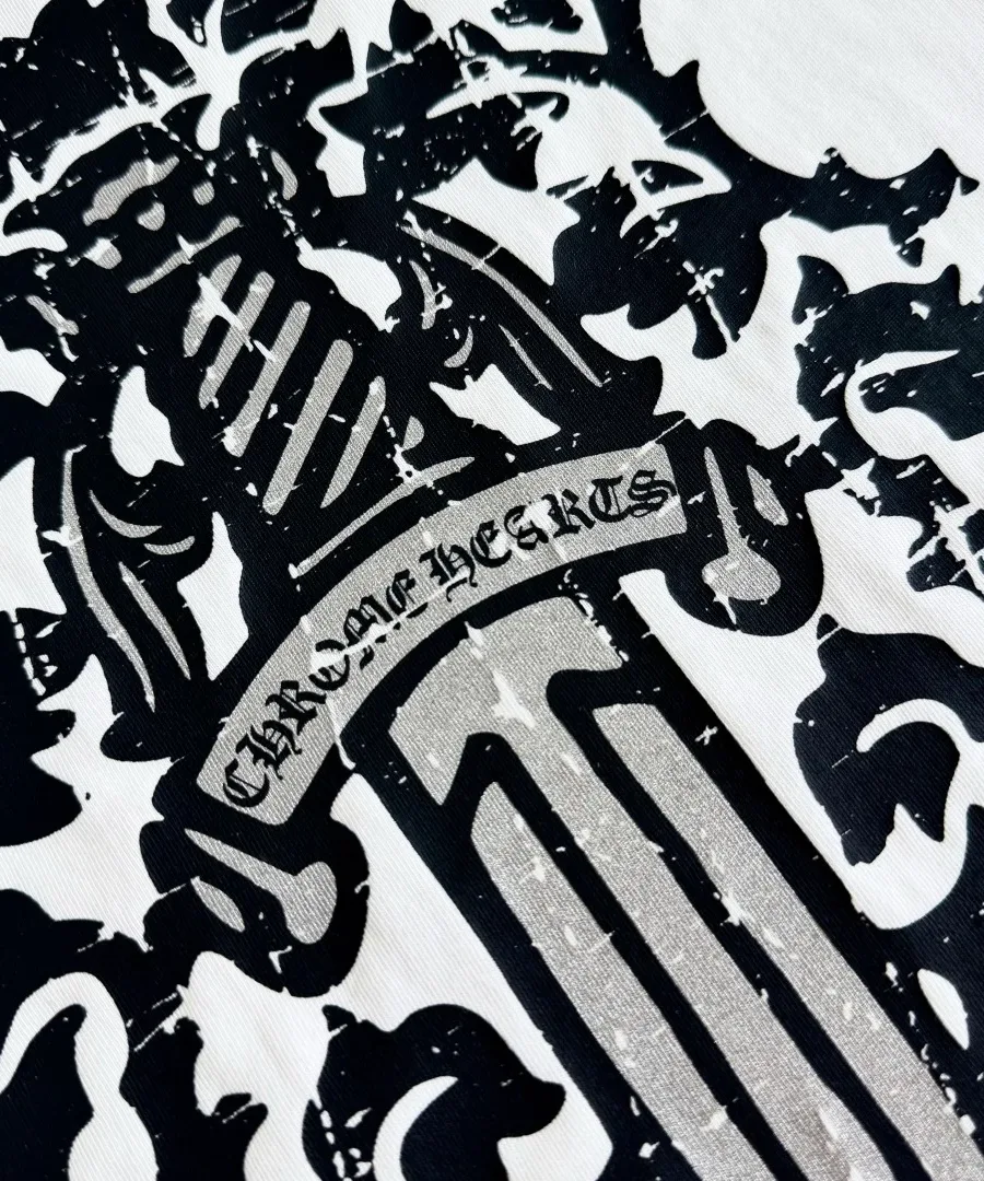 Деталь принта с кинжалом белого лонгслива Chrome Hearts