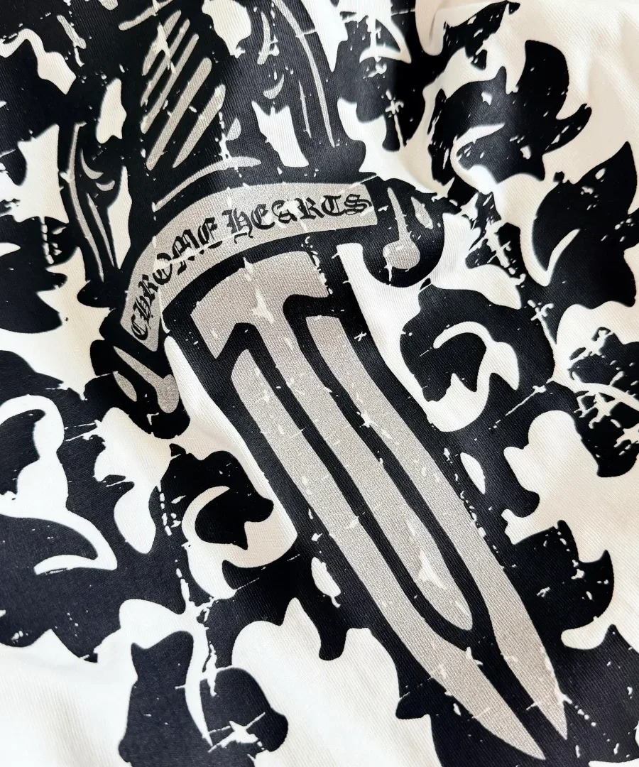 Текстура принта с кинжалом белого лонгслива Chrome Hearts