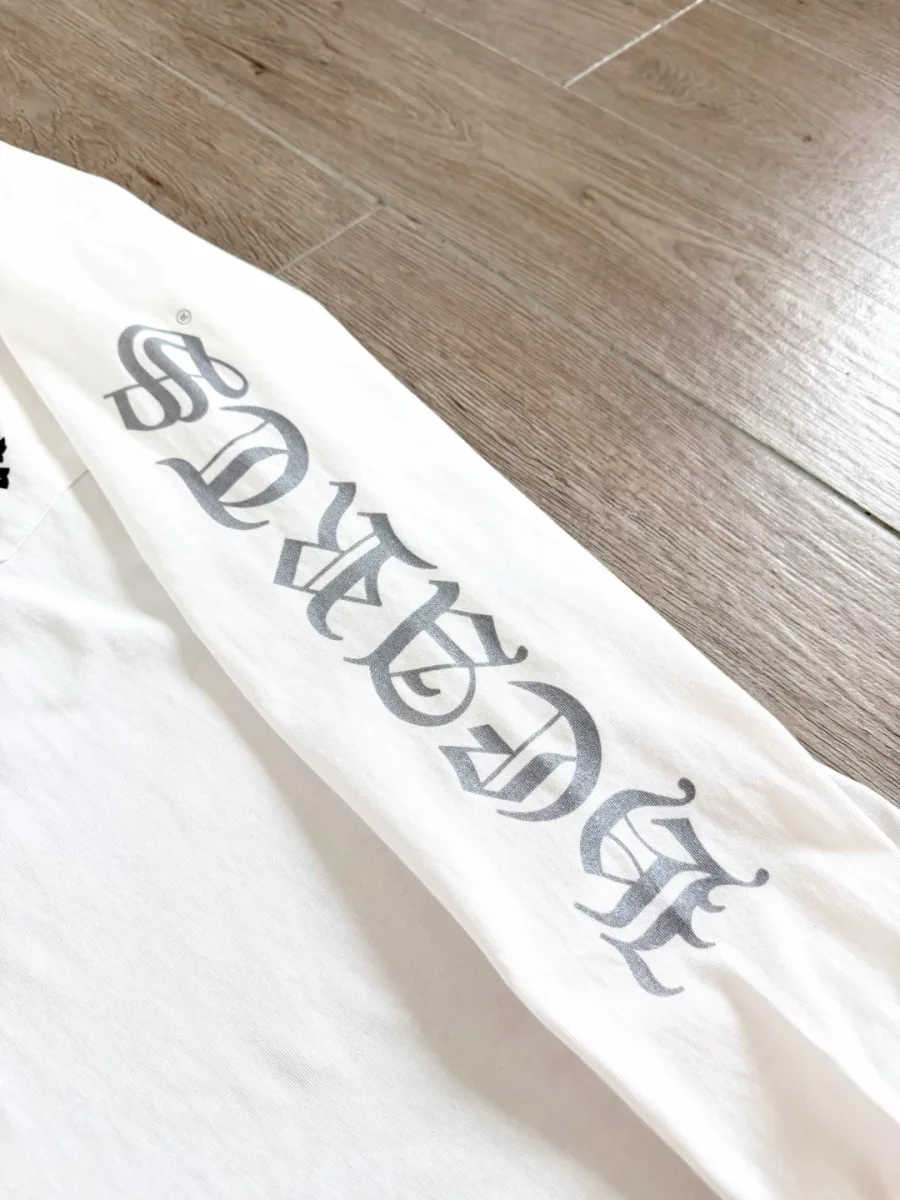Принт на рукаве белого лонгслива Chrome Hearts