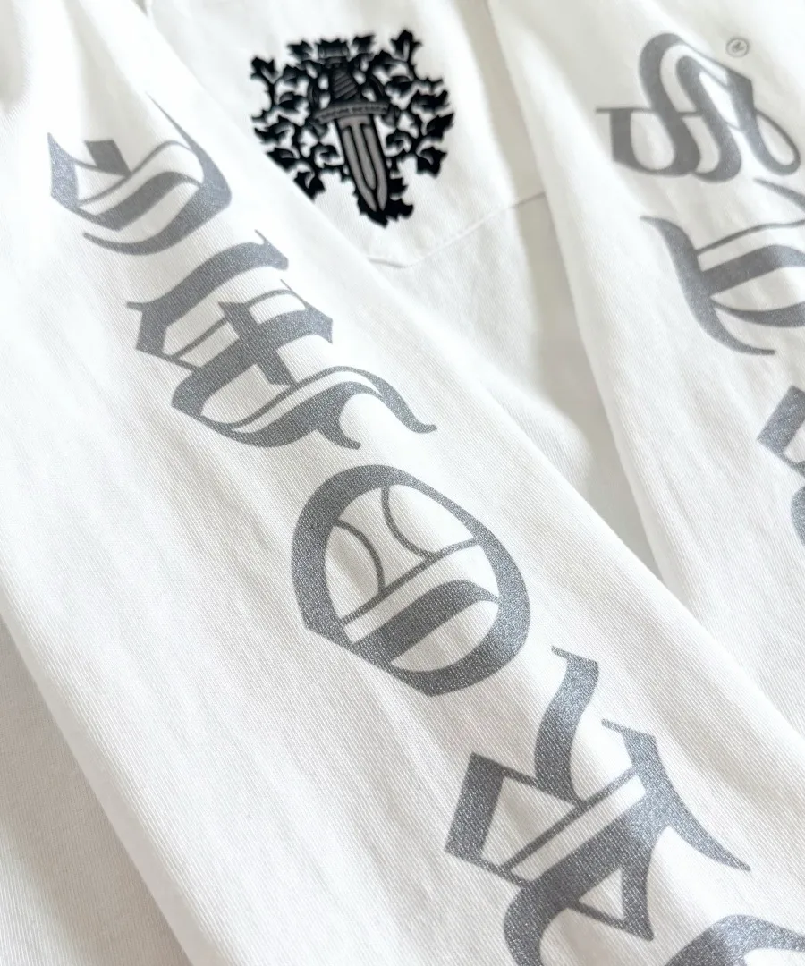 Деталь принта на рукаве белого лонгслива Chrome Hearts