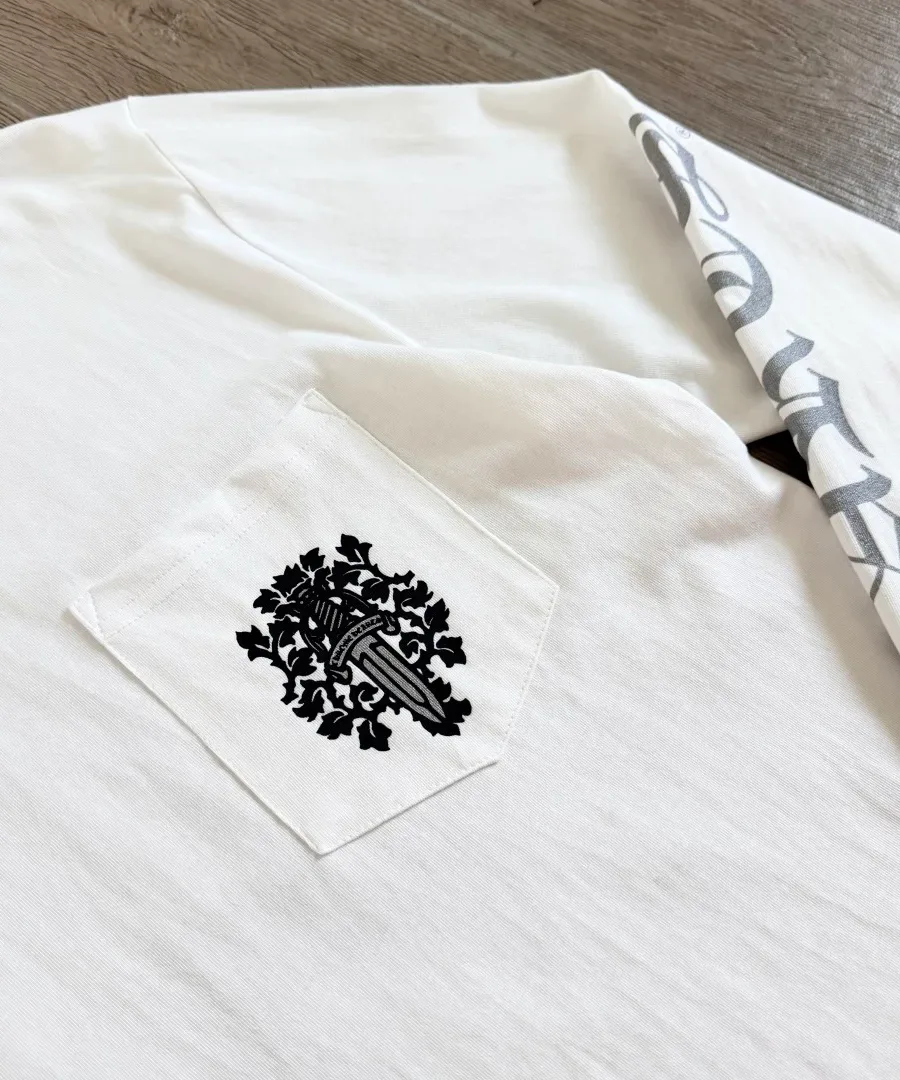 Накладной карман белого лонгслива Chrome Hearts