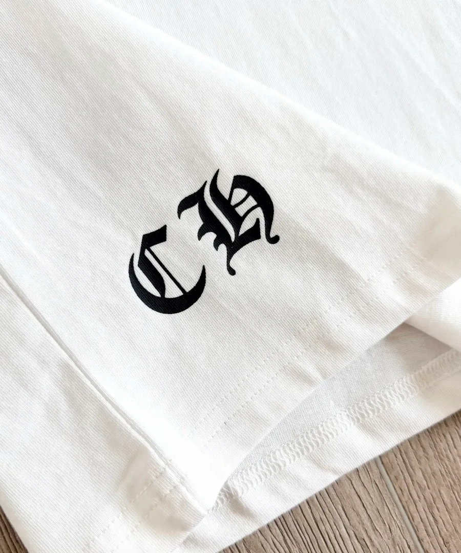 Принт на рукаве белого лонгслива Chrome Hearts