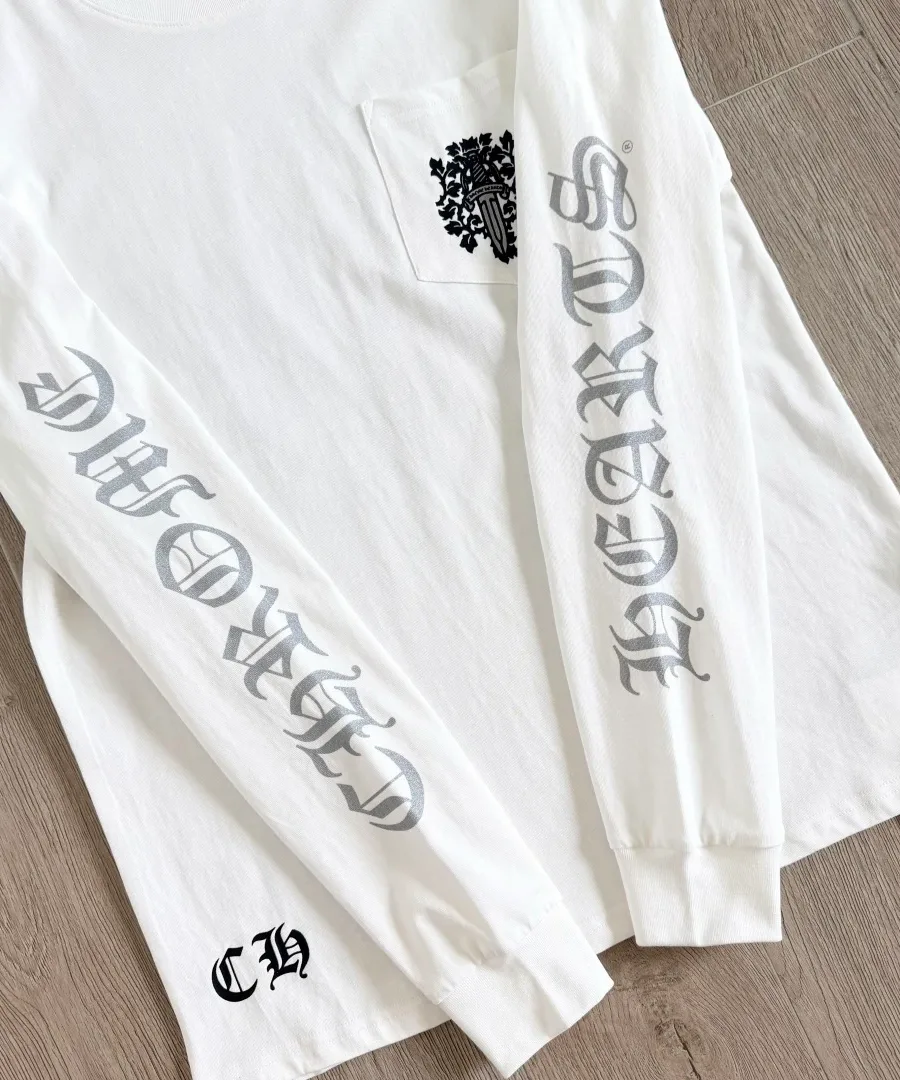 Принты на рукавах белого лонгслива Chrome Hearts