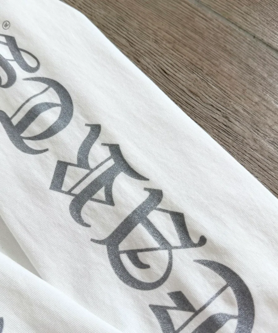 Готический принт на рукаве белого лонгслива Chrome Hearts