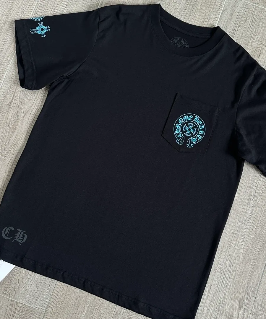 Черная футболка Chrome Hearts CH23SS под углом