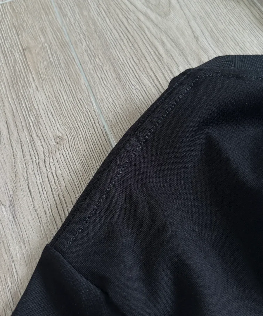 Деталь плечевого шва черной футболки Chrome Hearts CH23SS