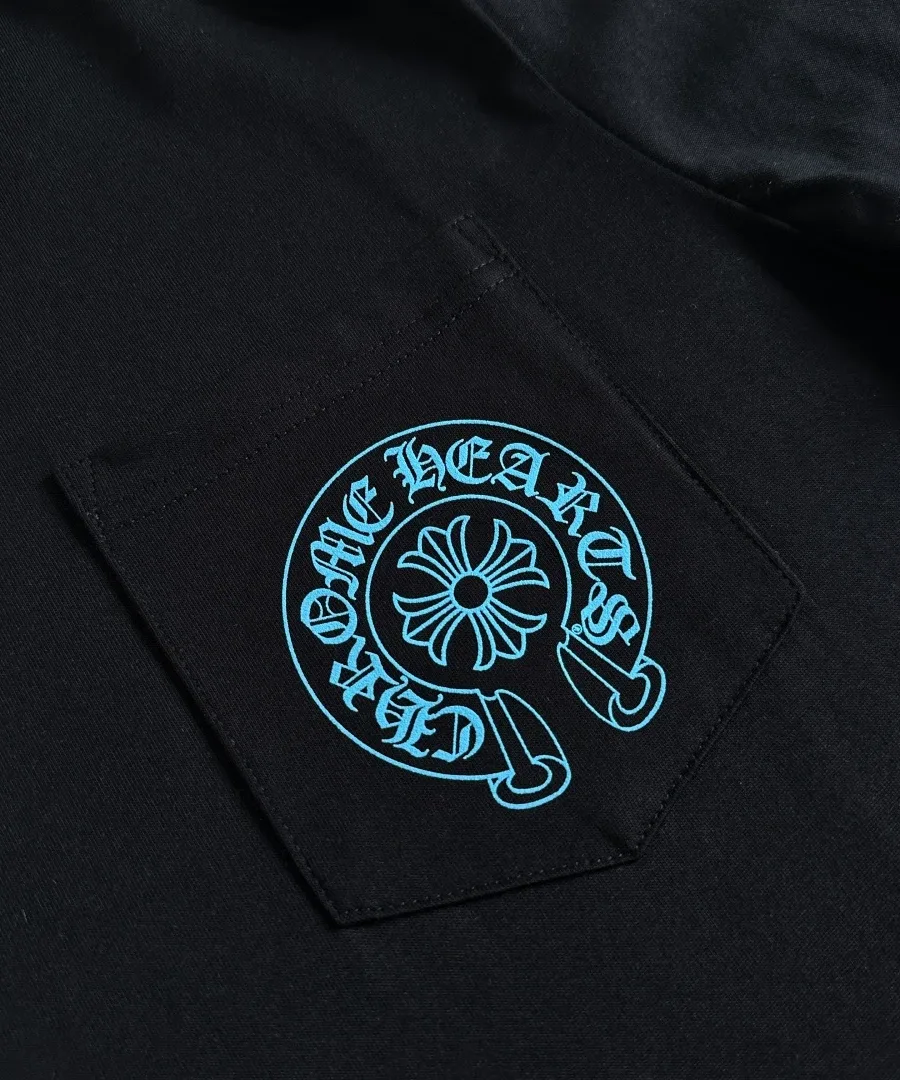 Накладной карман с принтом на черной футболке Chrome Hearts CH23SS