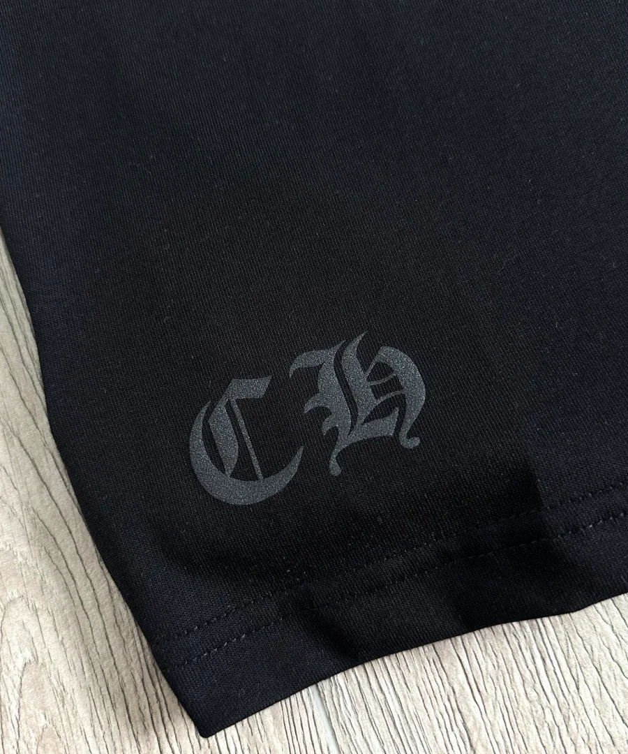 Принт CH внизу черной футболки Chrome Hearts CH23SS
