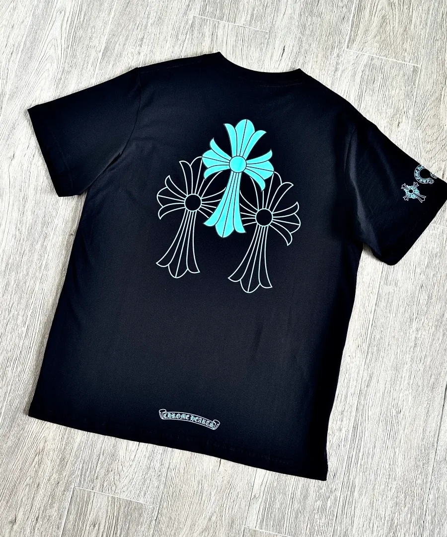 Черная футболка Chrome Hearts CH23SS сзади под углом