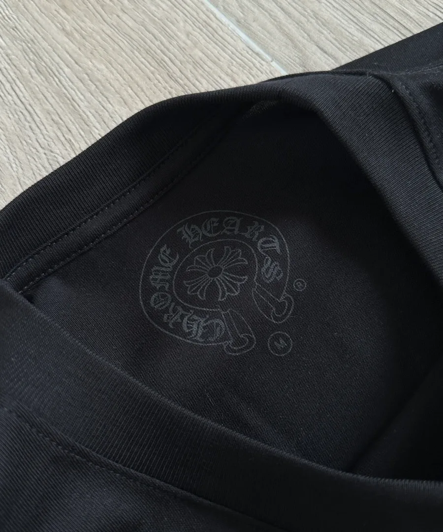 Внутренний принт на воротнике черной футболки Chrome Hearts CH23SS