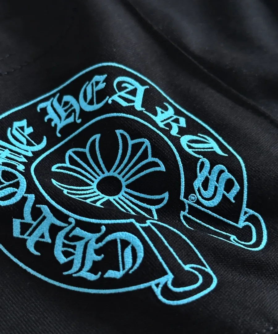 Принт на кармане черной футболки Chrome Hearts CH23SS