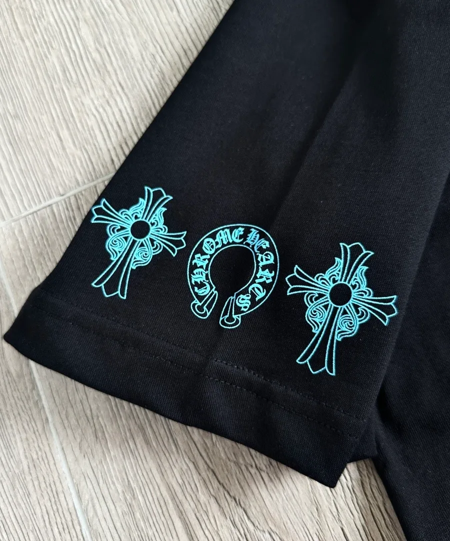 Принт на рукаве черной футболки Chrome Hearts CH23SS