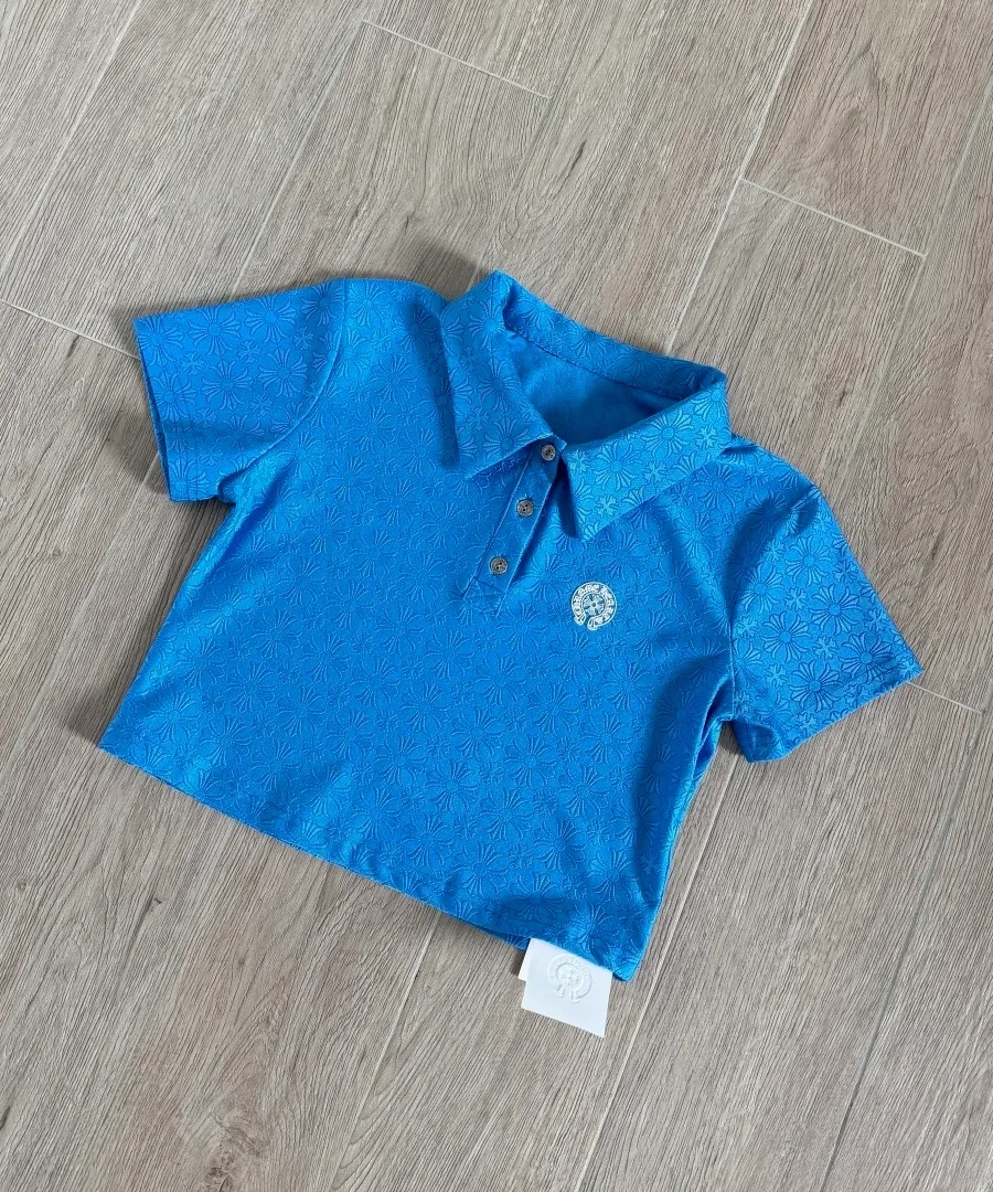 Синее поло Chrome Hearts под углом