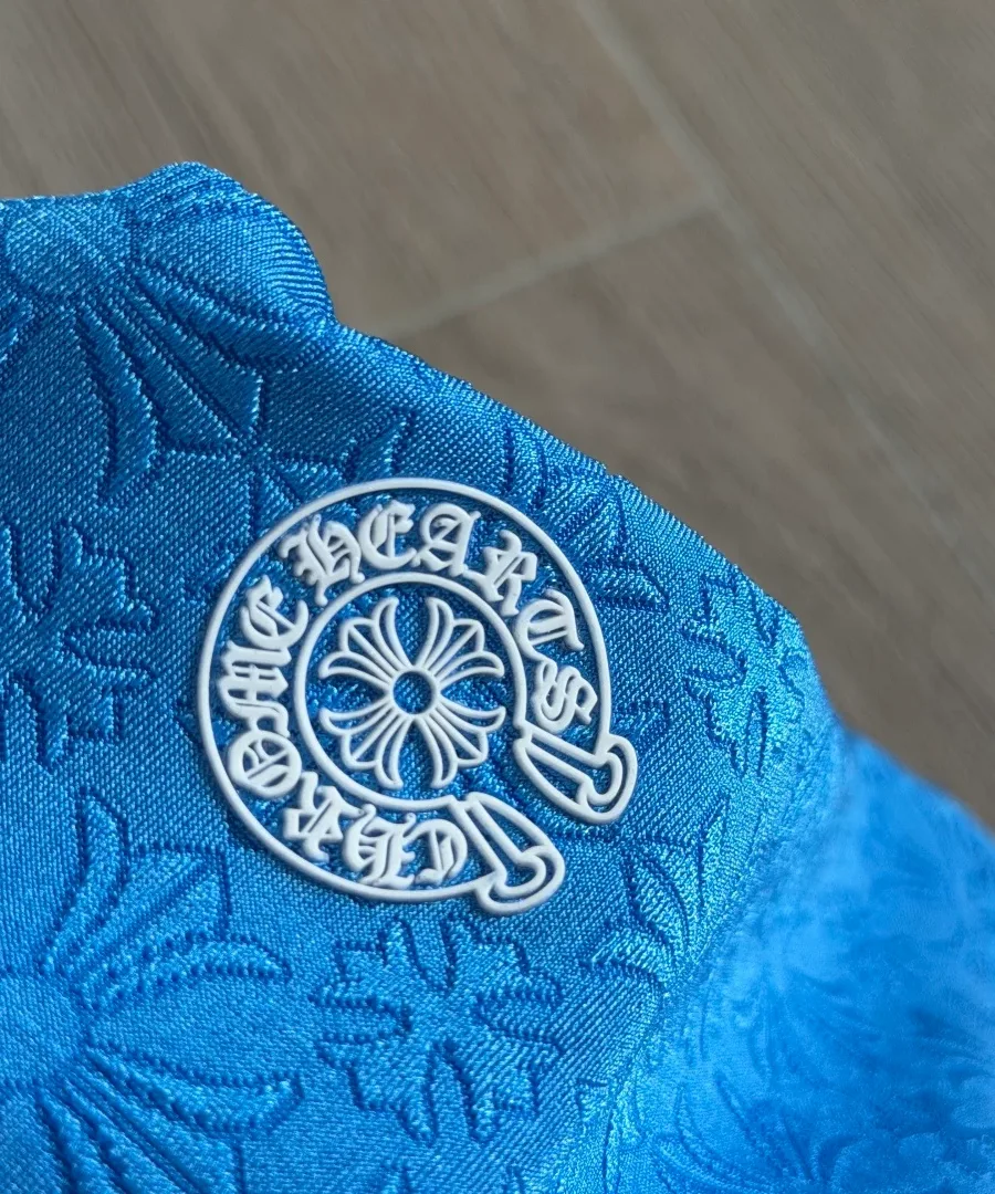 Объемный силиконовый логотип Chrome Hearts на груди