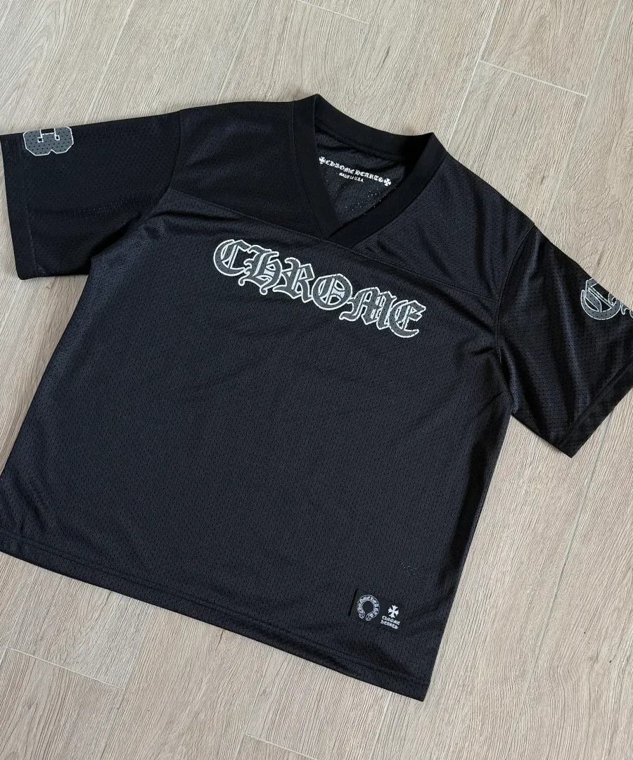 Черная сетчатая футболка-джерси Chrome Hearts под углом, вид спереди