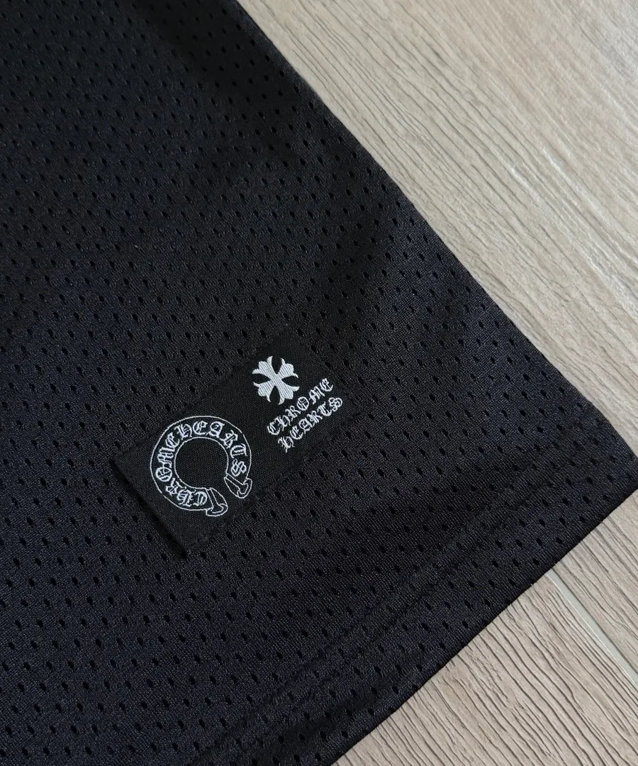 Фирменная нашивка Chrome Hearts в нижней части футболки