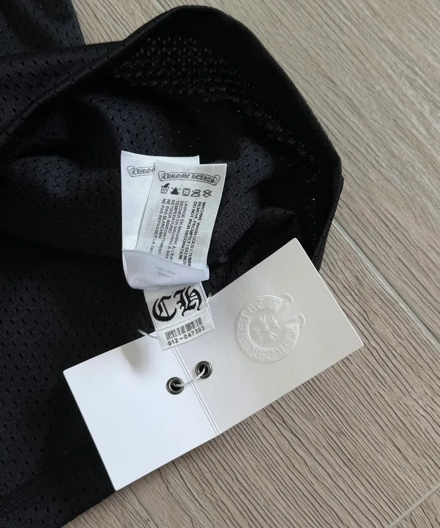 Внутренние ярлыки и навесная бирка черной футболки Chrome Hearts