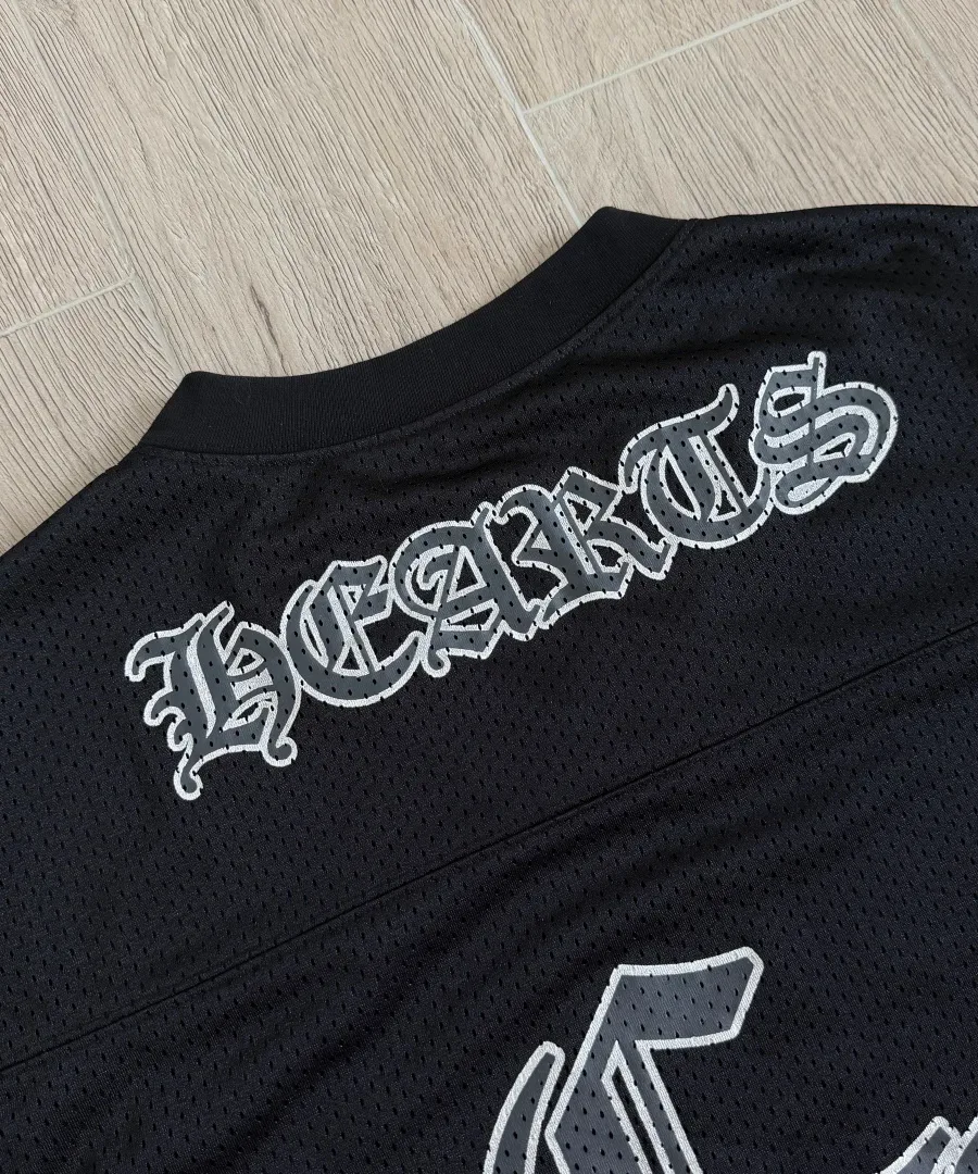 Деталь воротника сзади с принтом Hearts на черной сетчатой футболке Chrome Hearts