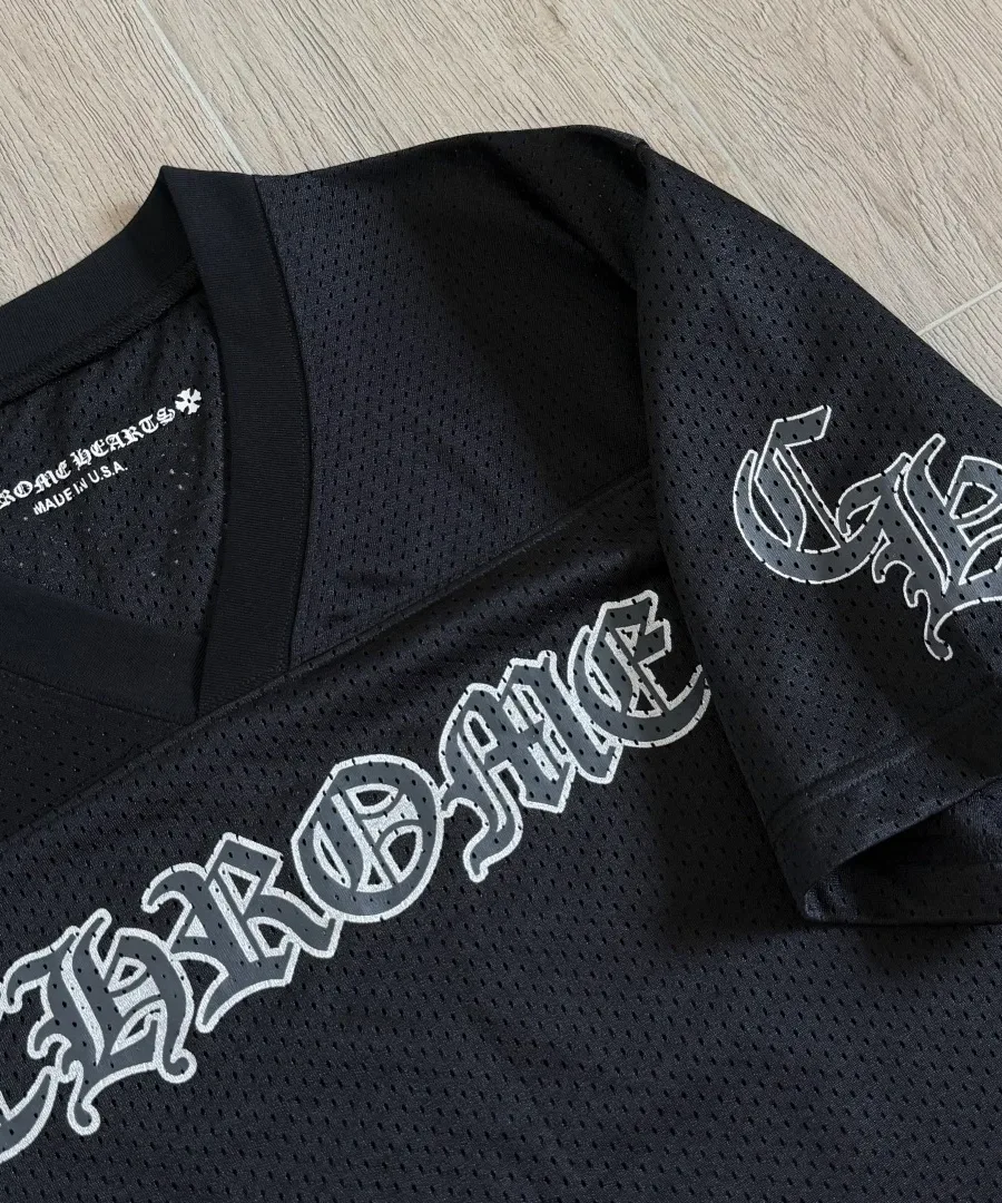 Деталь V-образного выреза и рукава черной сетчатой футболки Chrome Hearts