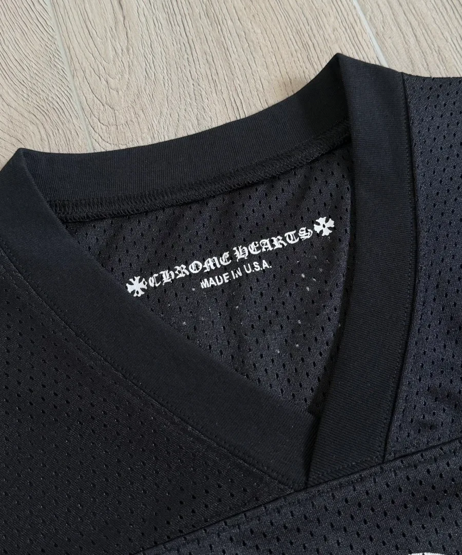 Внутренняя сторона воротника с фирменным логотипом Chrome Hearts