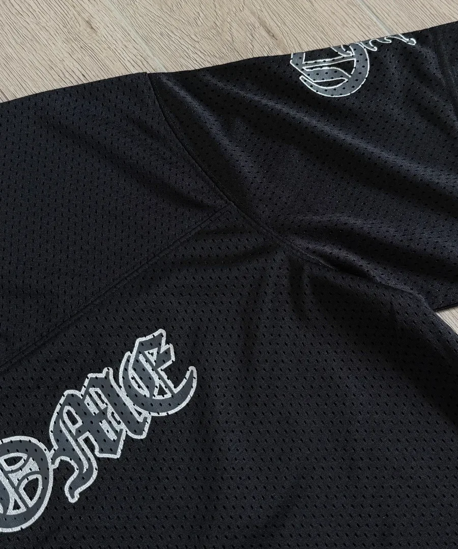 Деталь рукава и принта на груди черной сетчатой футболки Chrome Hearts