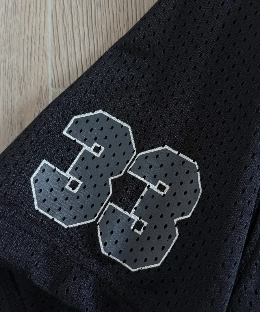 Принт с номером 33 на рукаве черной сетчатой футболки Chrome Hearts
