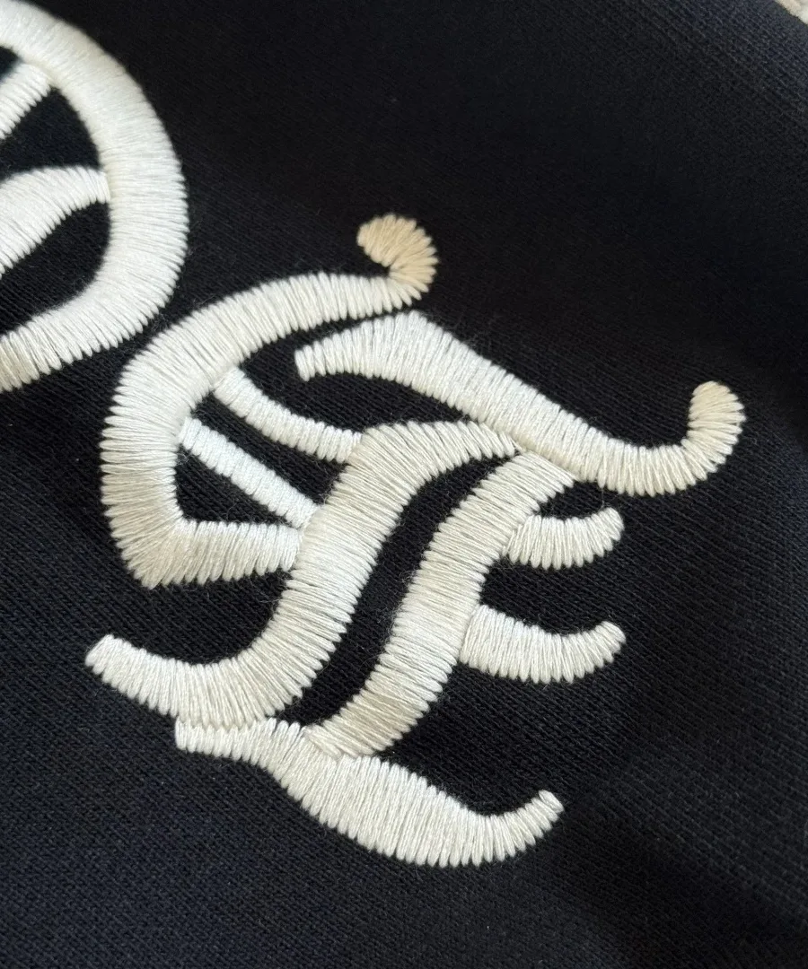 Деталь вышивки на свитшоте Chrome Hearts