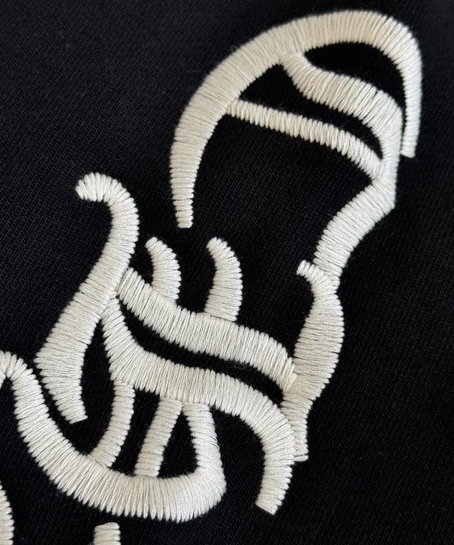 Деталь вышивки на рукаве свитшота Chrome Hearts