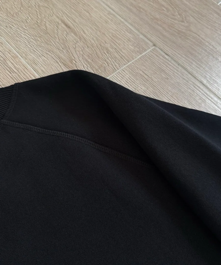 Плечевой шов свитшота Chrome Hearts