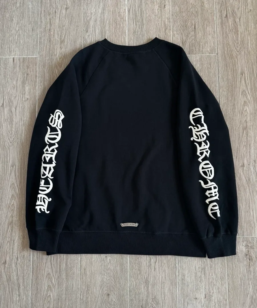 Черный свитшот Chrome Hearts с вышивкой на рукавах, вид сзади