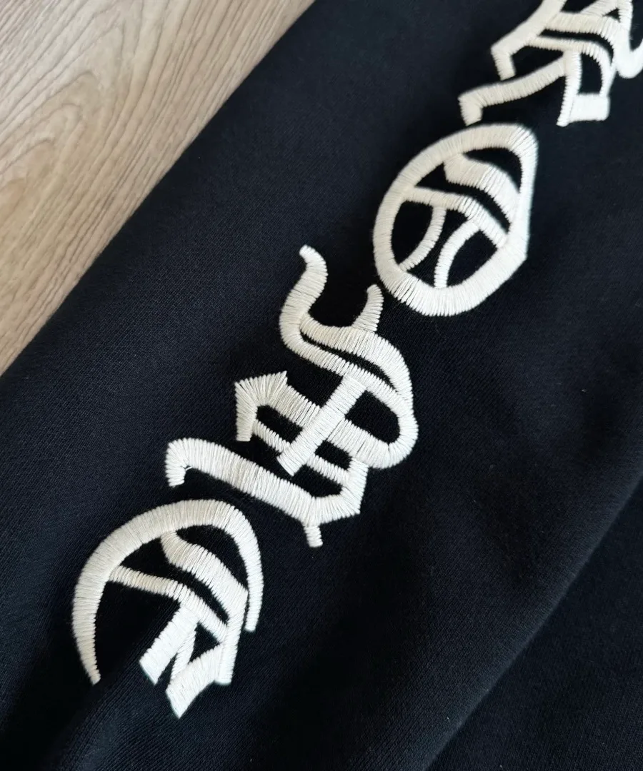 Вышивка Chrome на рукаве свитшота Chrome Hearts