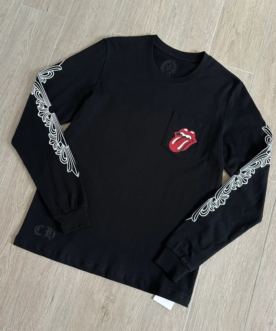 Черный лонгслив Chrome Hearts x Rolling Stones под углом, вид спереди