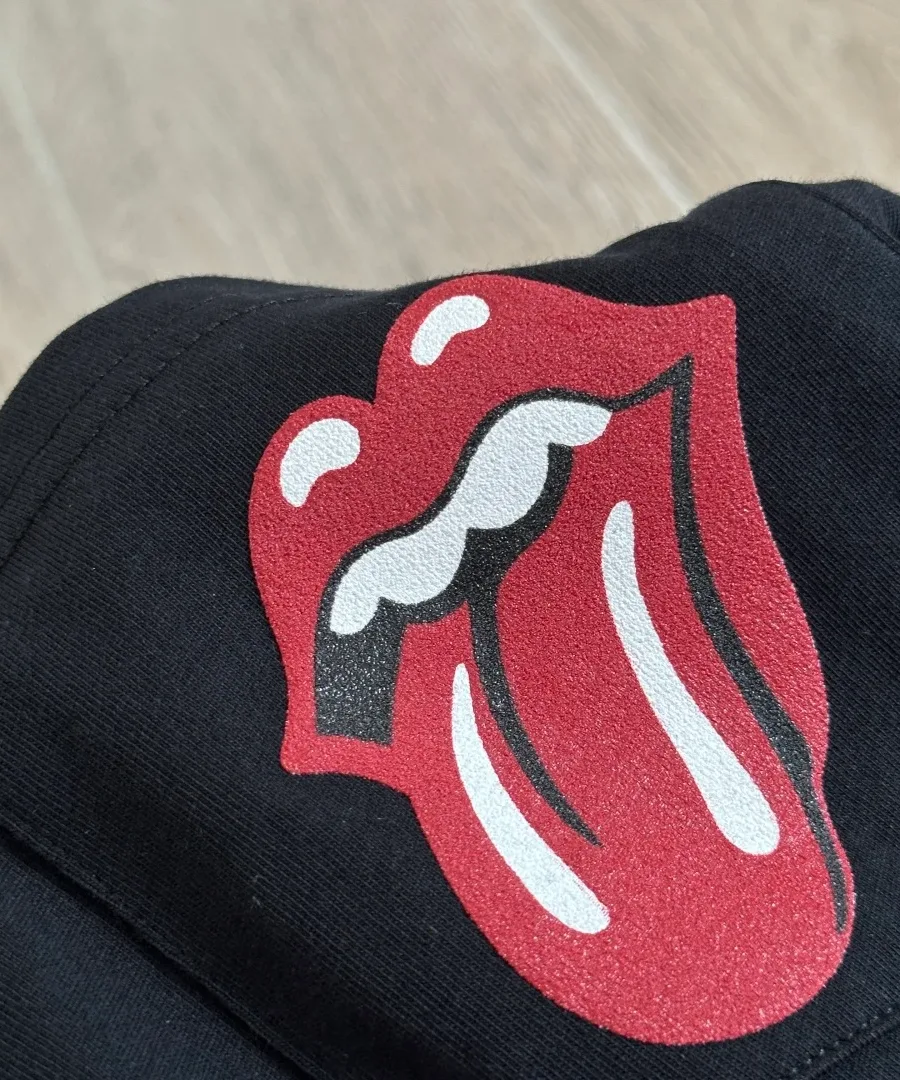 Принт в виде красного языка Rolling Stones крупным планом