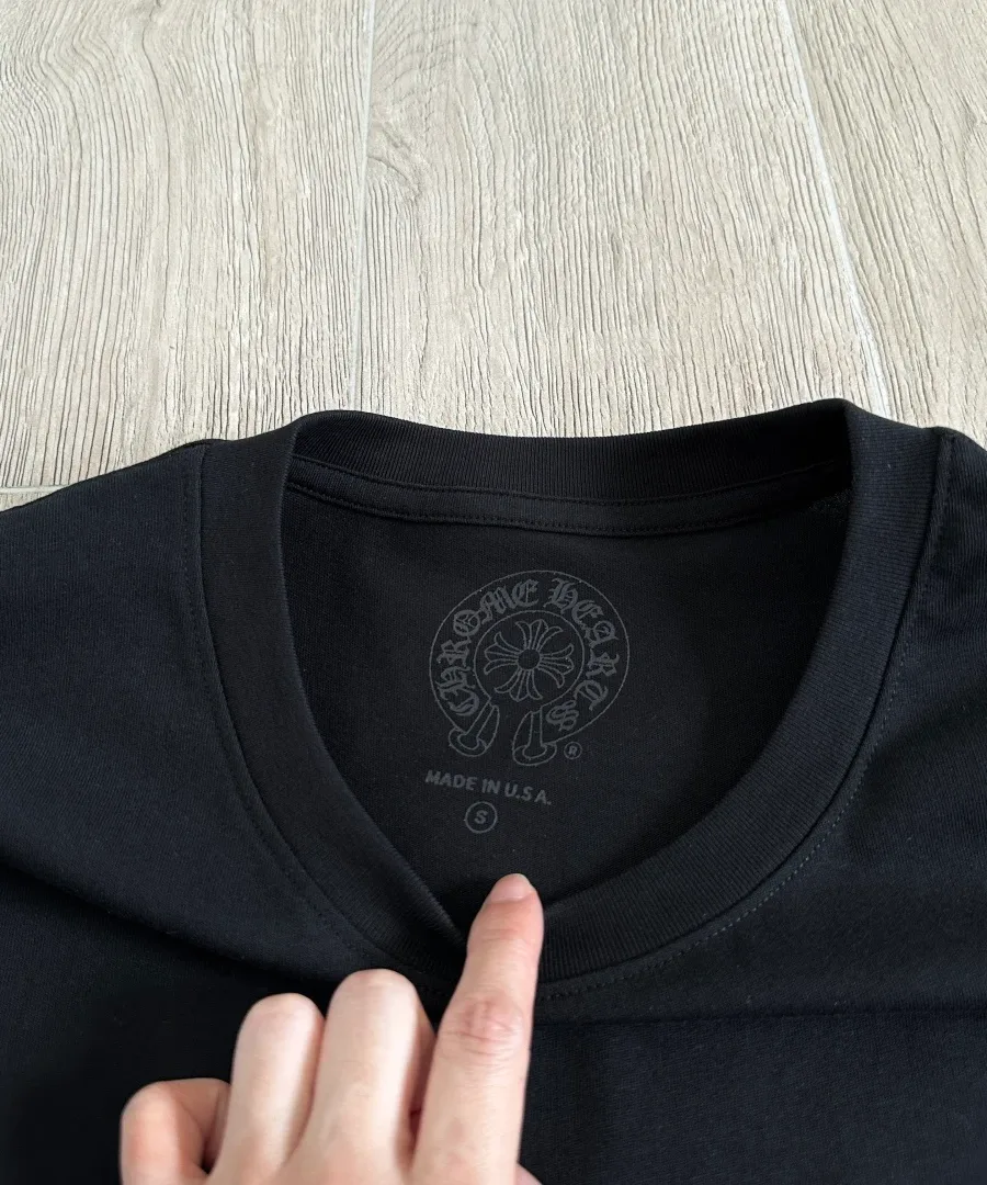 Внутренний принт на горловине лонгслива Chrome Hearts