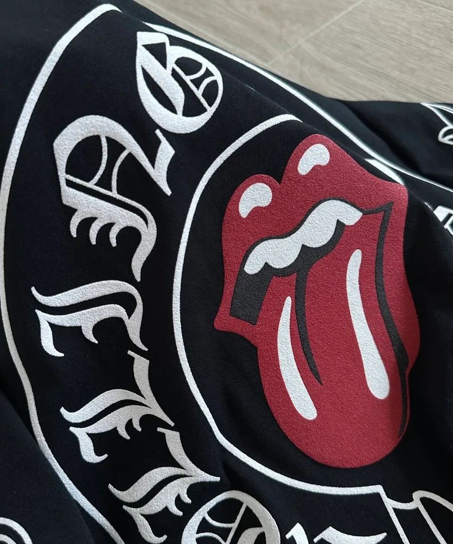 Крупный план круглого принта на спине лонгслива Chrome Hearts x Rolling Stones