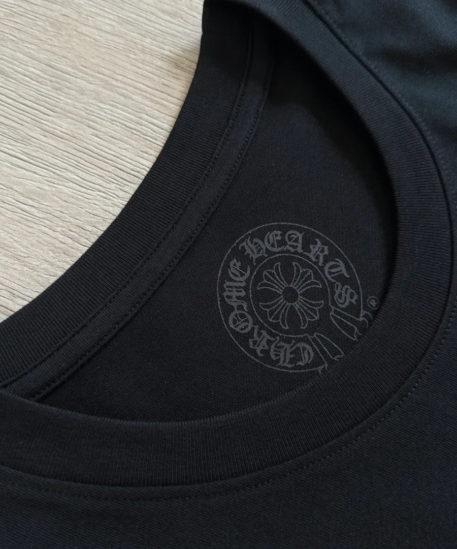 Внутренний брендинг Chrome Hearts на горловине