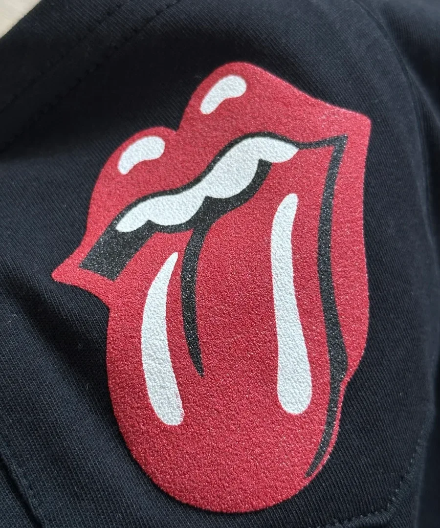 Принт в виде красного языка Rolling Stones на кармане